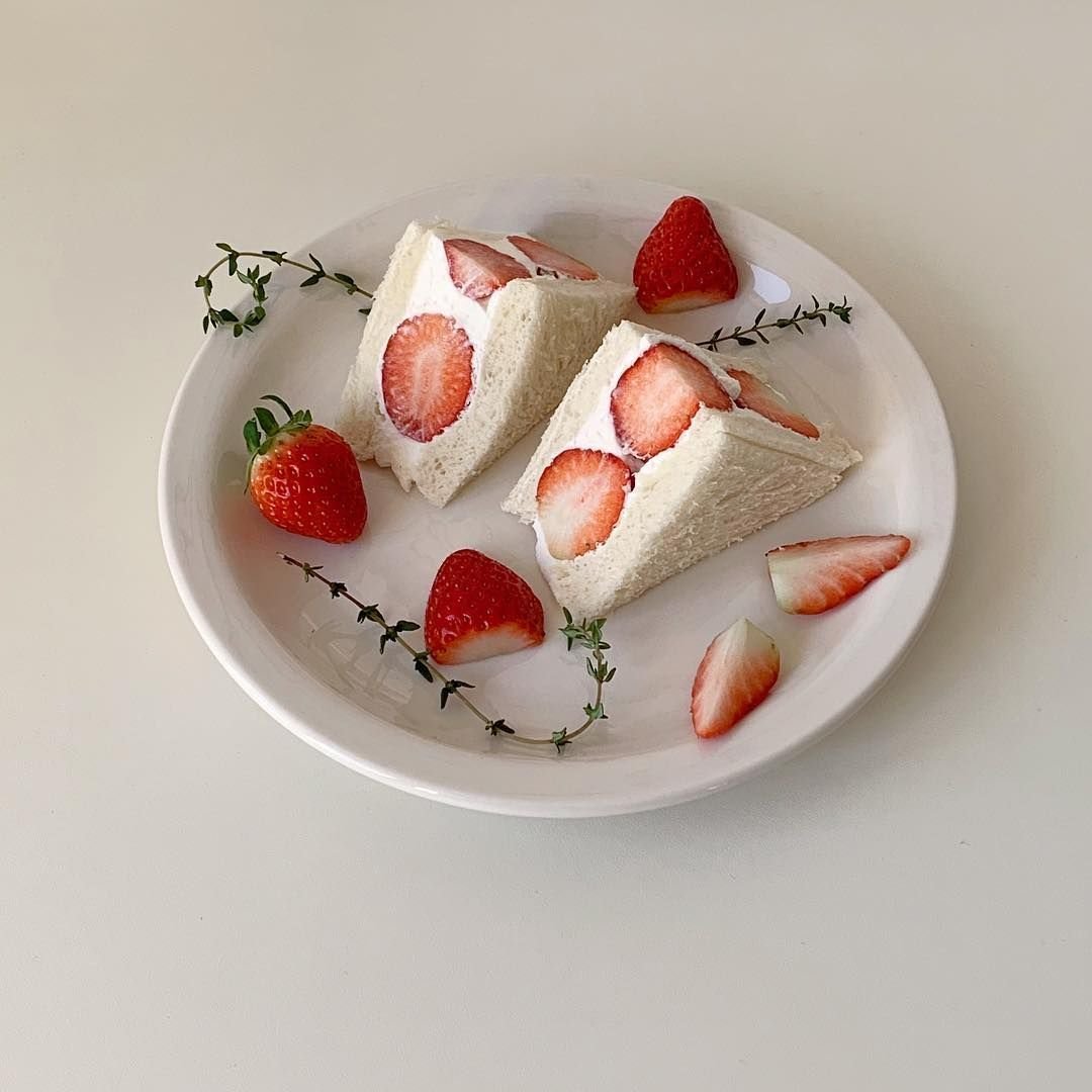 Корейский десерт с клубникой