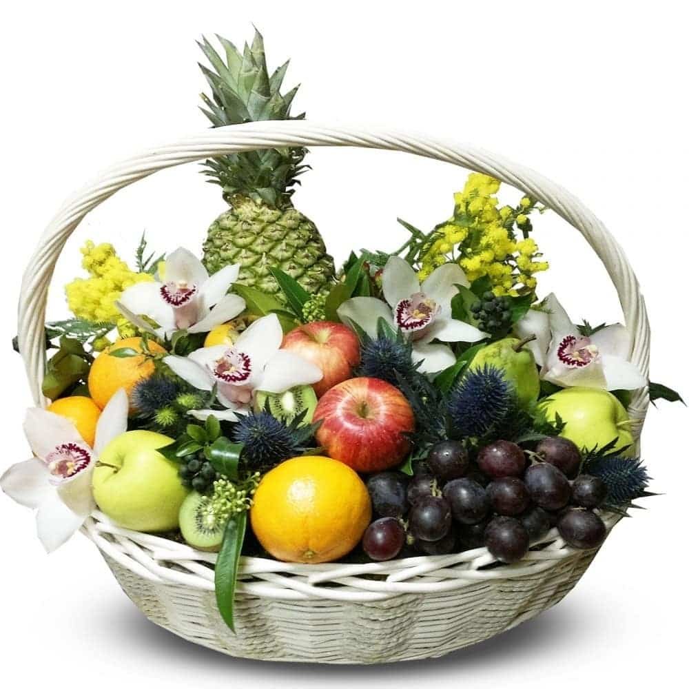 Корзина с фруктами и конфетами
