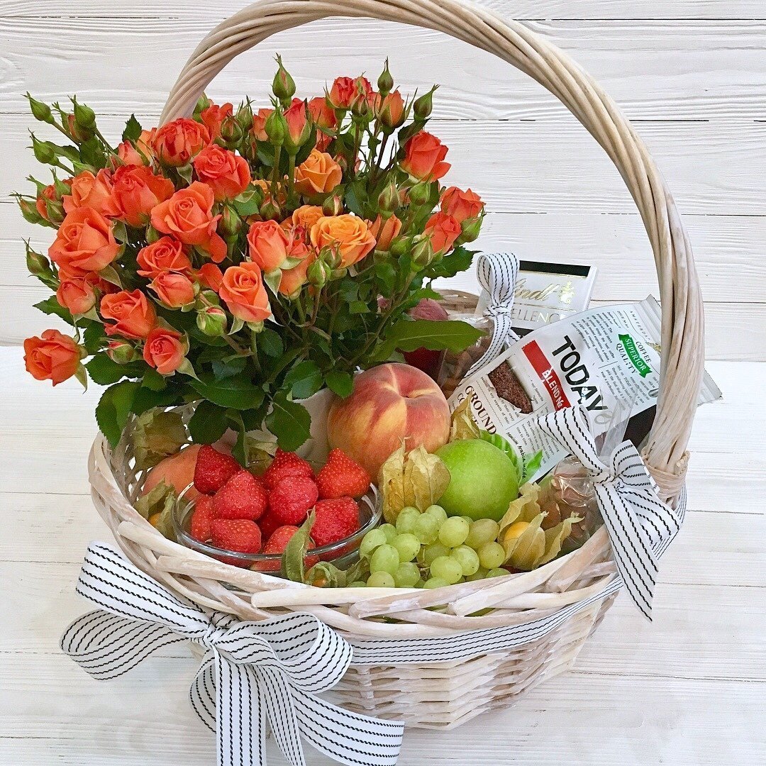 Фруктовая корзина с цветами
