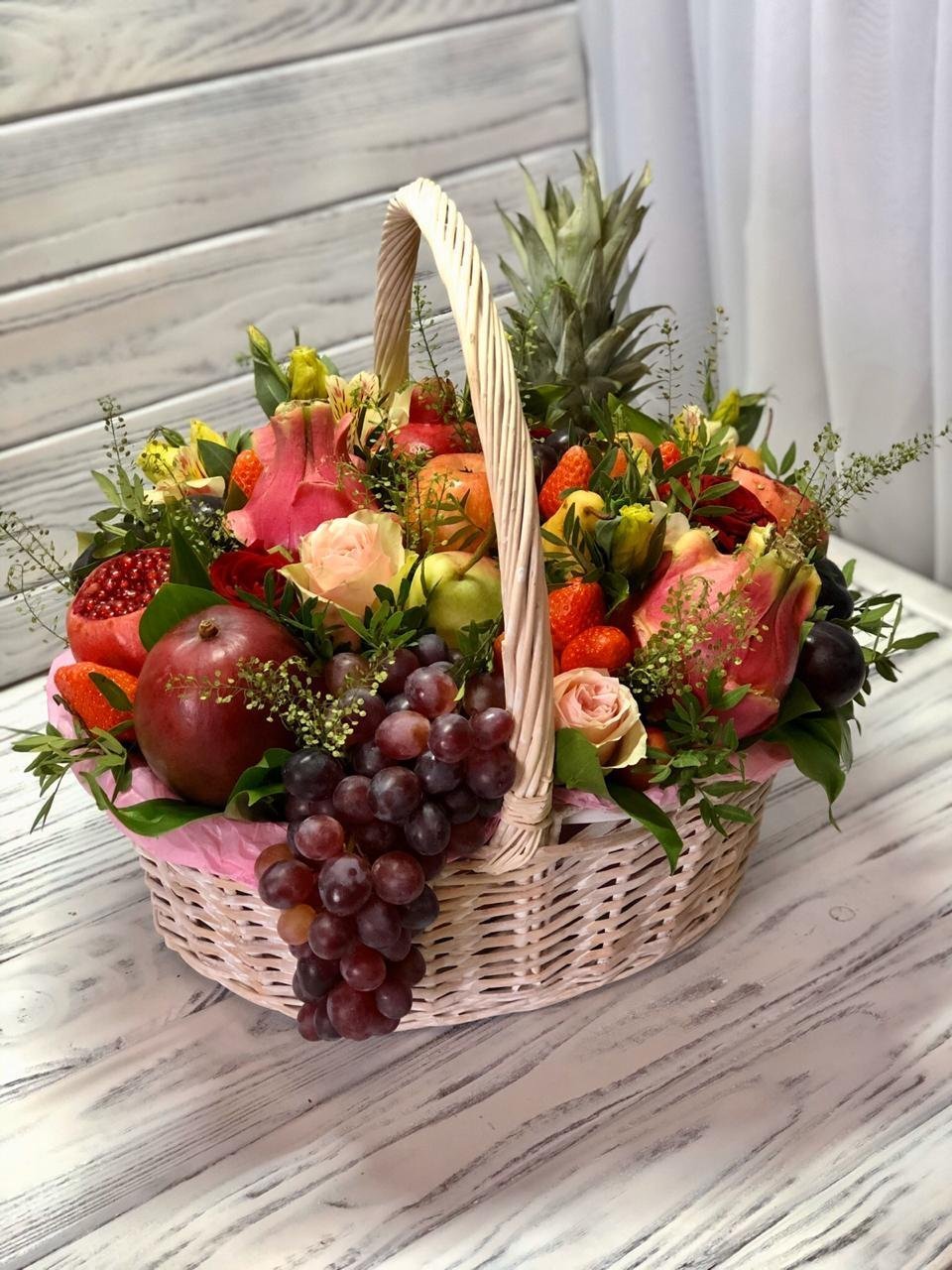 Красивая корзина с фруктами и цветами