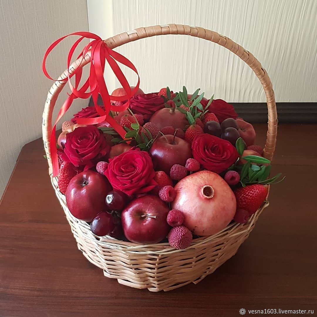 Букеты из фруктов в корзинке