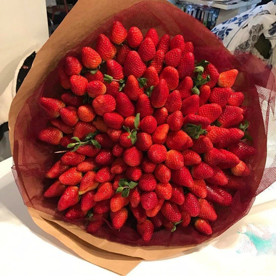 Огромный букет из клубники