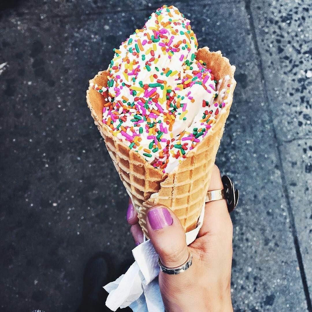 Мороженое в руке