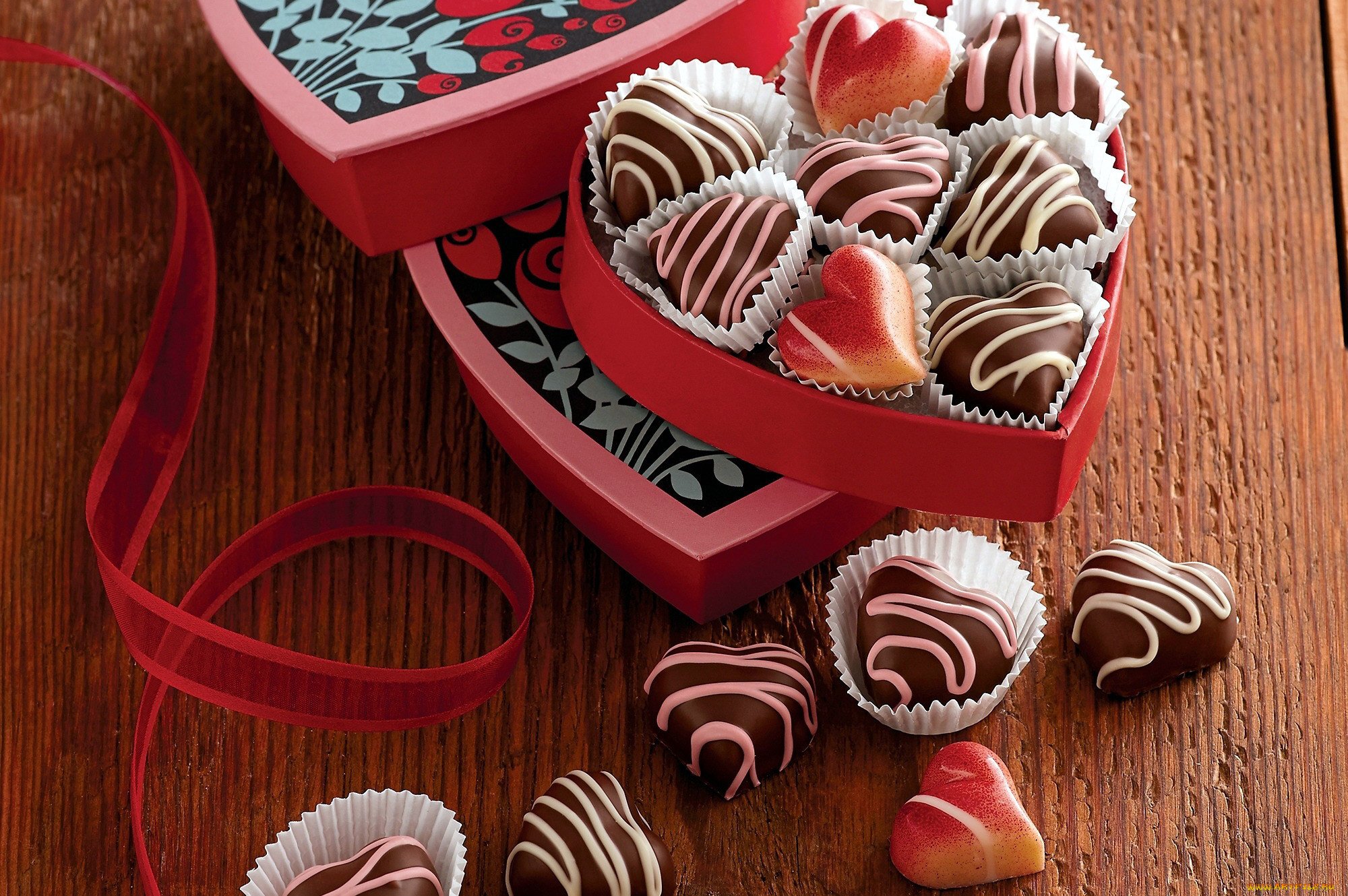 Сердце сладостью. Красивые сладости. Шоколадные конфеты сердце. Шоколадные конфеты сердечки. Конфеты в виде сердечек.