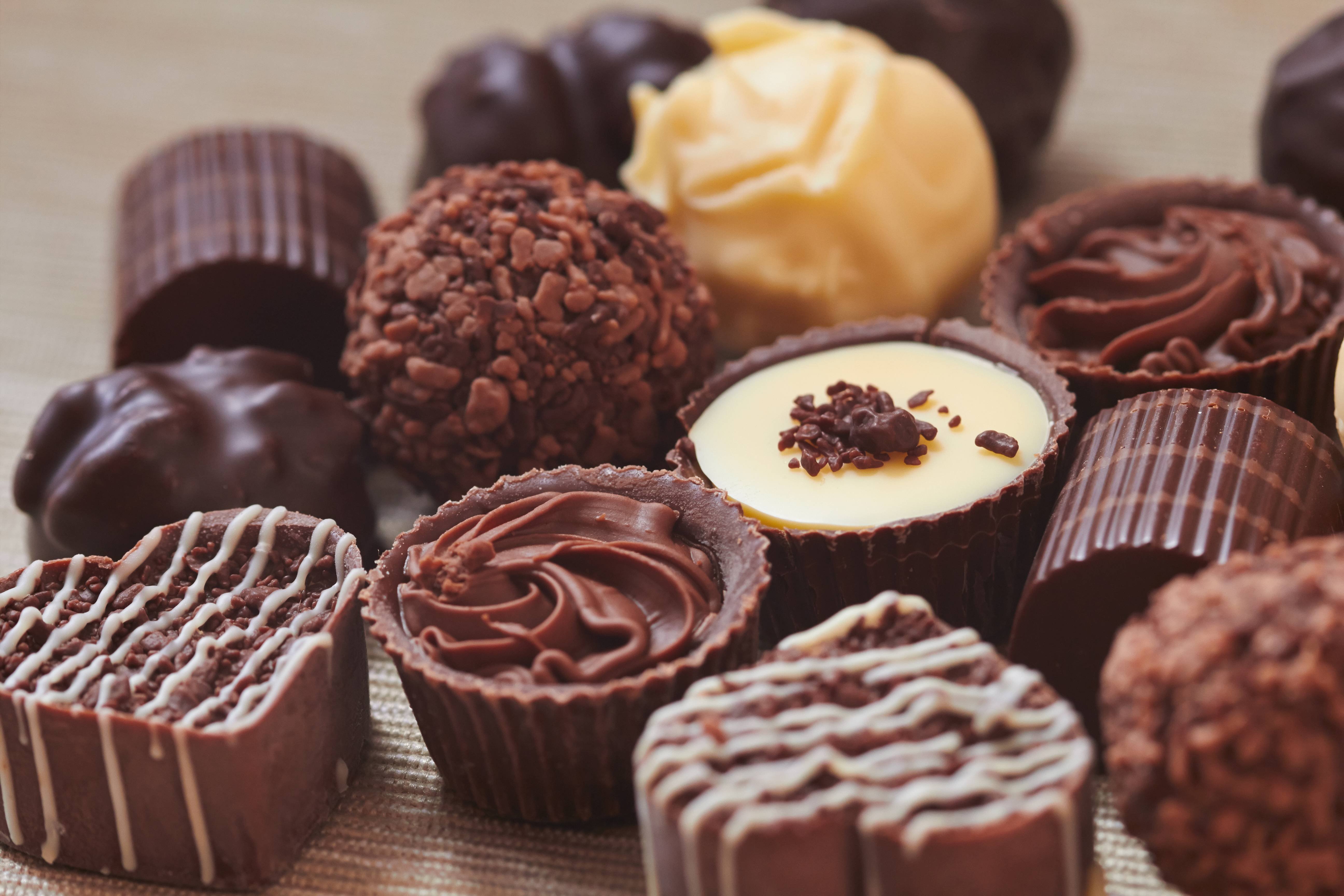 Песня сладким шоколадом. Шоколадные конфеты. Красивые сладости. Конфеты шоколад. Шоколадные кондитерские изделия.