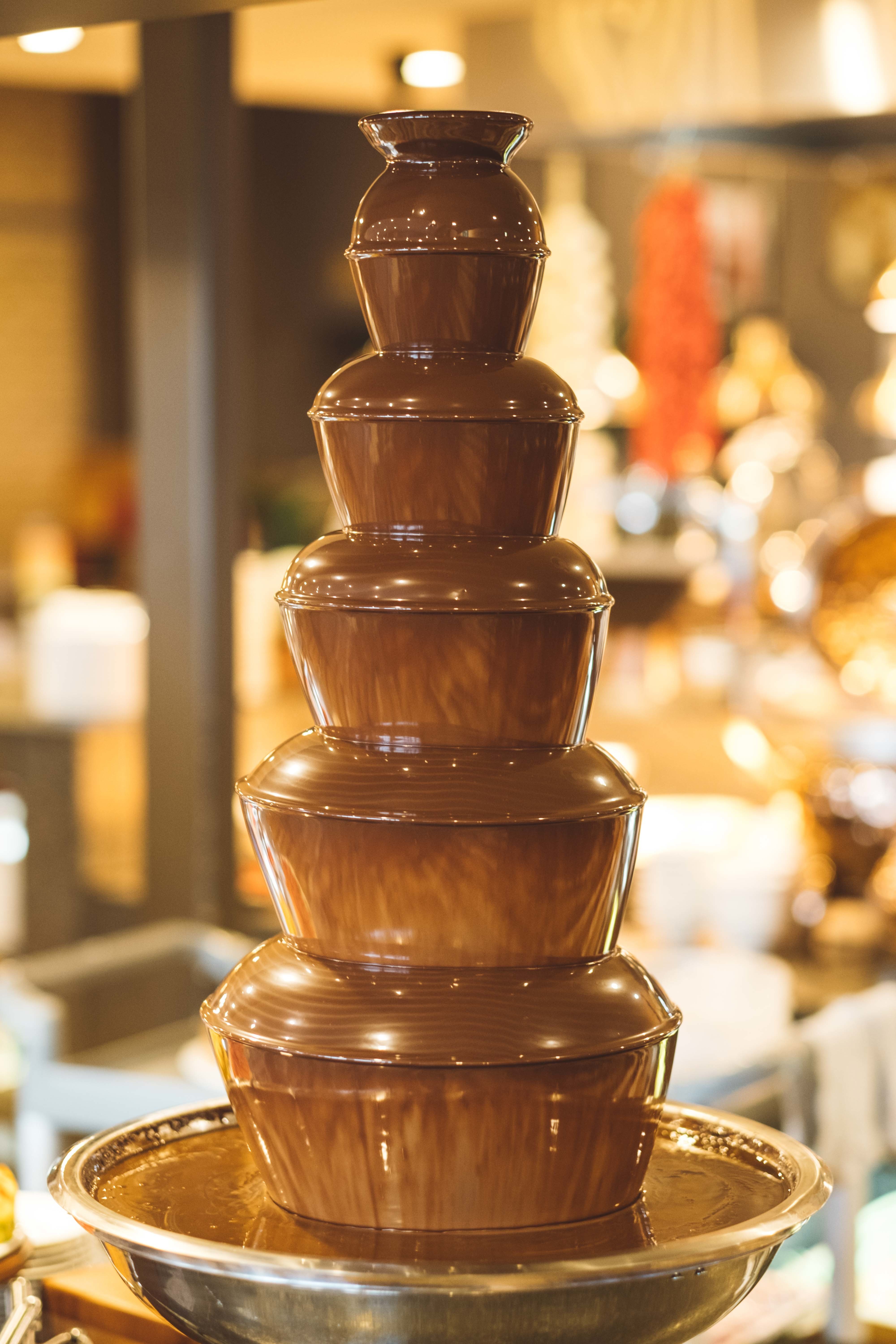 Купить шоколад для шоколадного фонтана. Шоколадный фонтан. Шоколадница фонтан. Шоколадный фондан. Шоколадный фонтан большой.