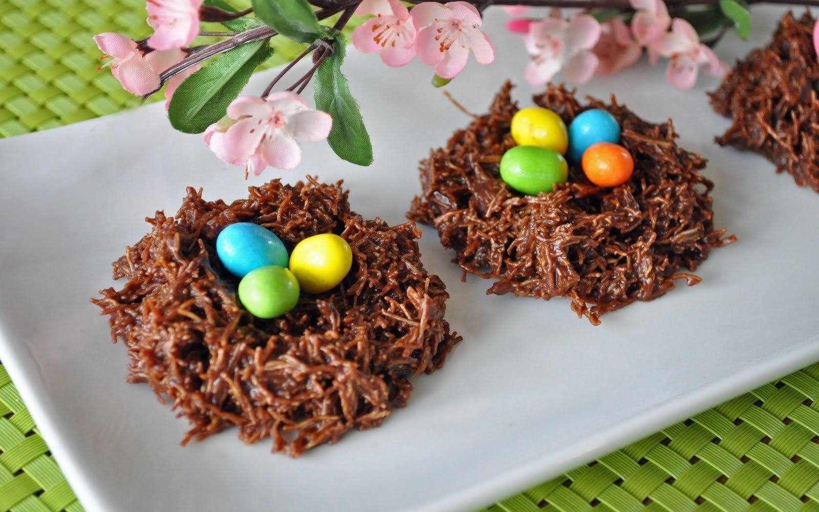 Гнездо из шоколада. Шоколадные гнезда на Пасху. Гнезда на Пасху из шоколада. Пасхальные гнезда из шоколада.