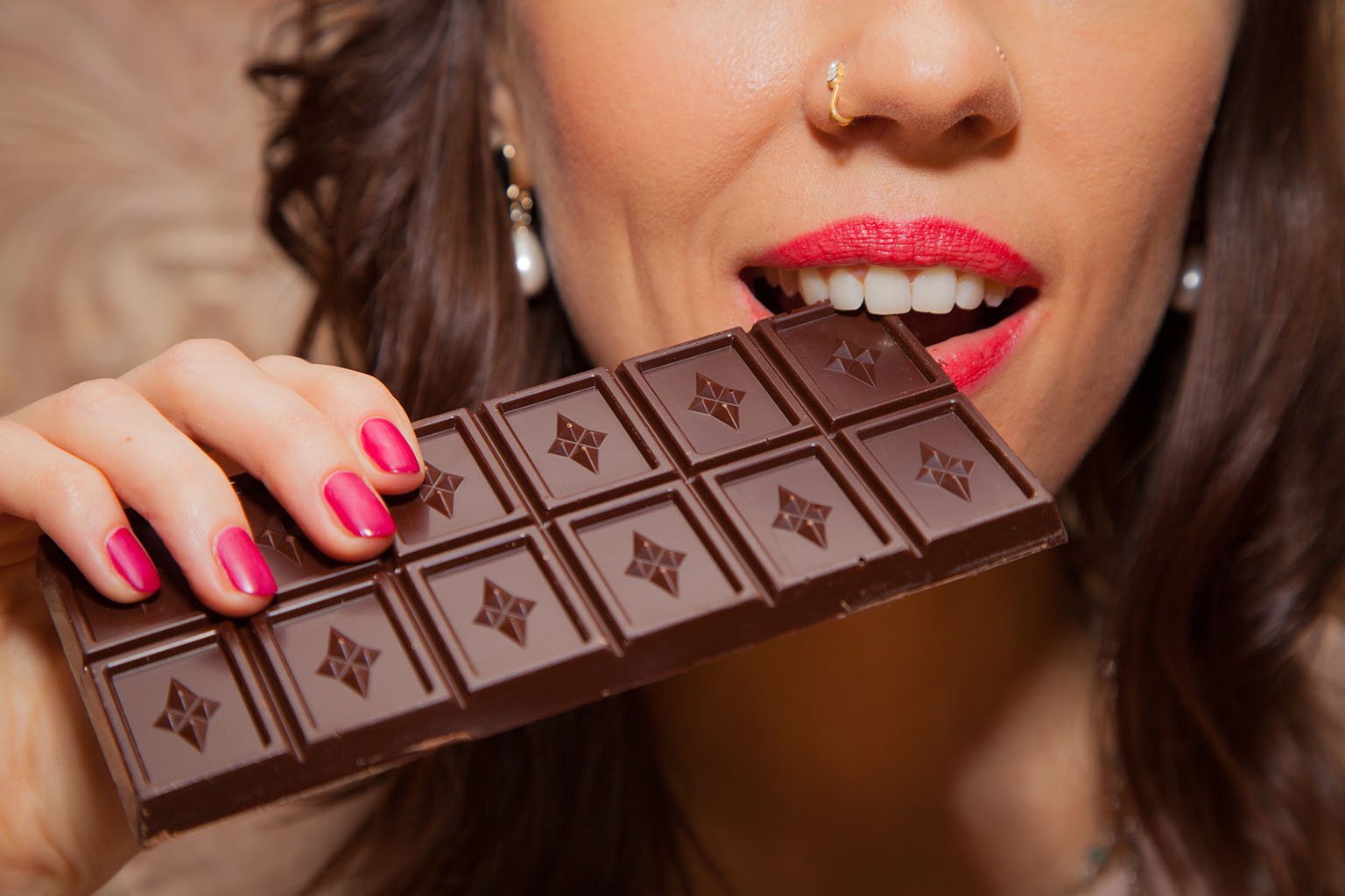 Слаще шоколада лучше шоколада. Шоколад. Красивый шоколад. Девушка в шоколаде. Аппетитный шоколад.