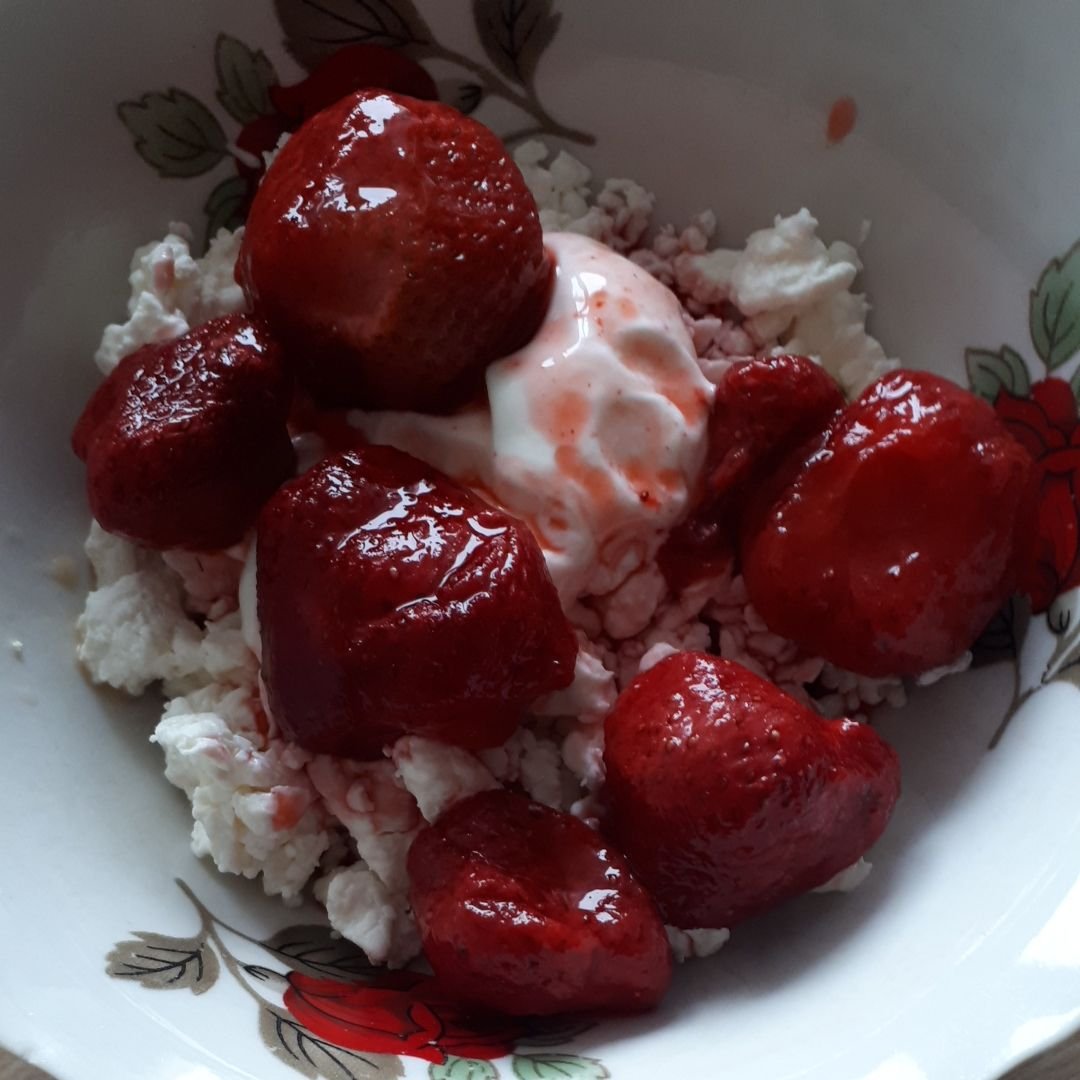 Творожный десерт с клубникой