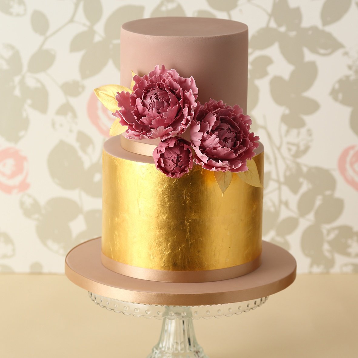 Украшение торта золотом. Султанский золотой торт. Золотой кандурин на торте. Сусальное золото на торте. Декор торта с сусальным золотом.