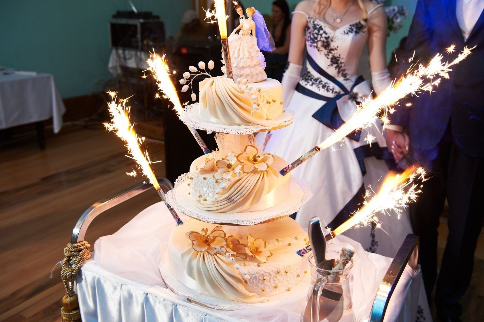 Слова на вынос торта на юбилей. Свадебный торт-фонтан.. Свадебный торт со свечами. Фейерверк для торта. Свадебный торт с фейерверком.