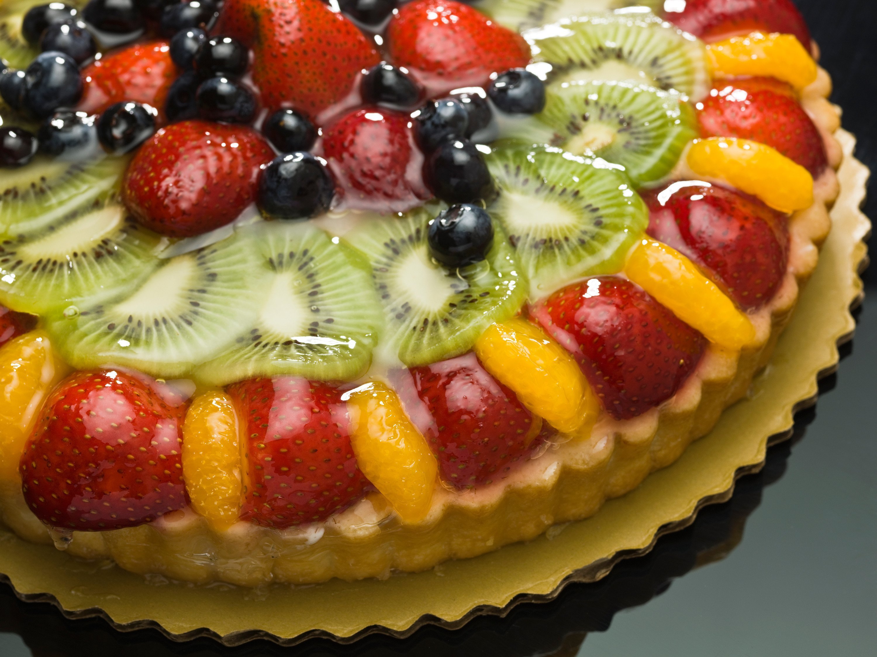Бисквитно фруктовых пирожных. Торт с фруктами. Фруктовый пирог. Украшение торта желе с фруктами. Красивые фруктовые торты.