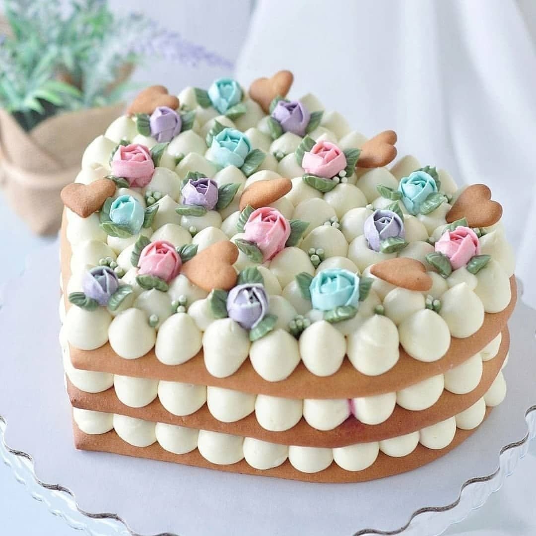 Украшение торта клубникой и кремом