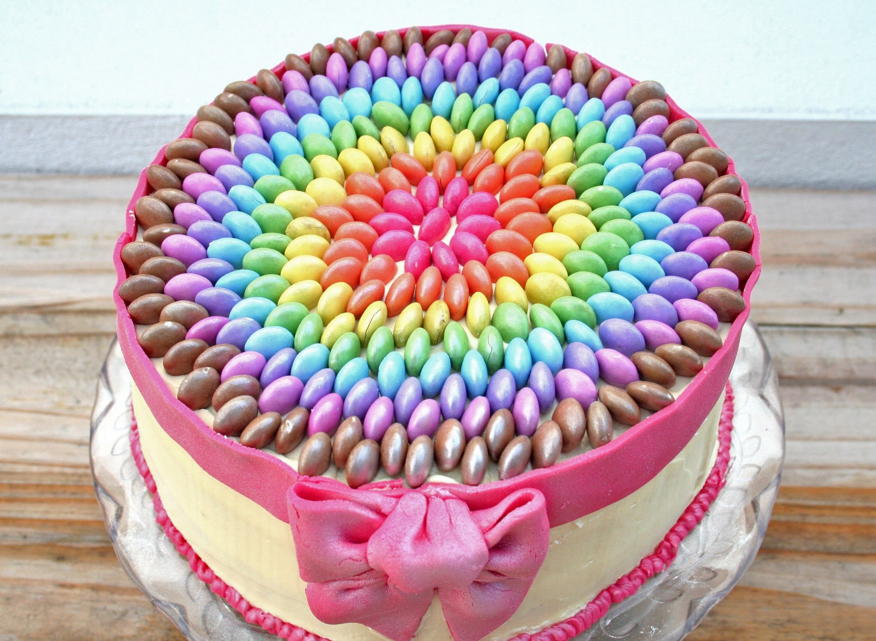 Украсить торт шариками. Торт разноцветный. Украшение торта шариками. Разноцветный торт для девочки. Украшение торта Радуга.