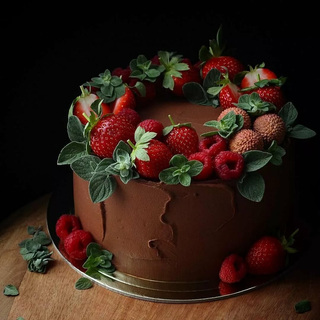 Красивый торт с клубникой