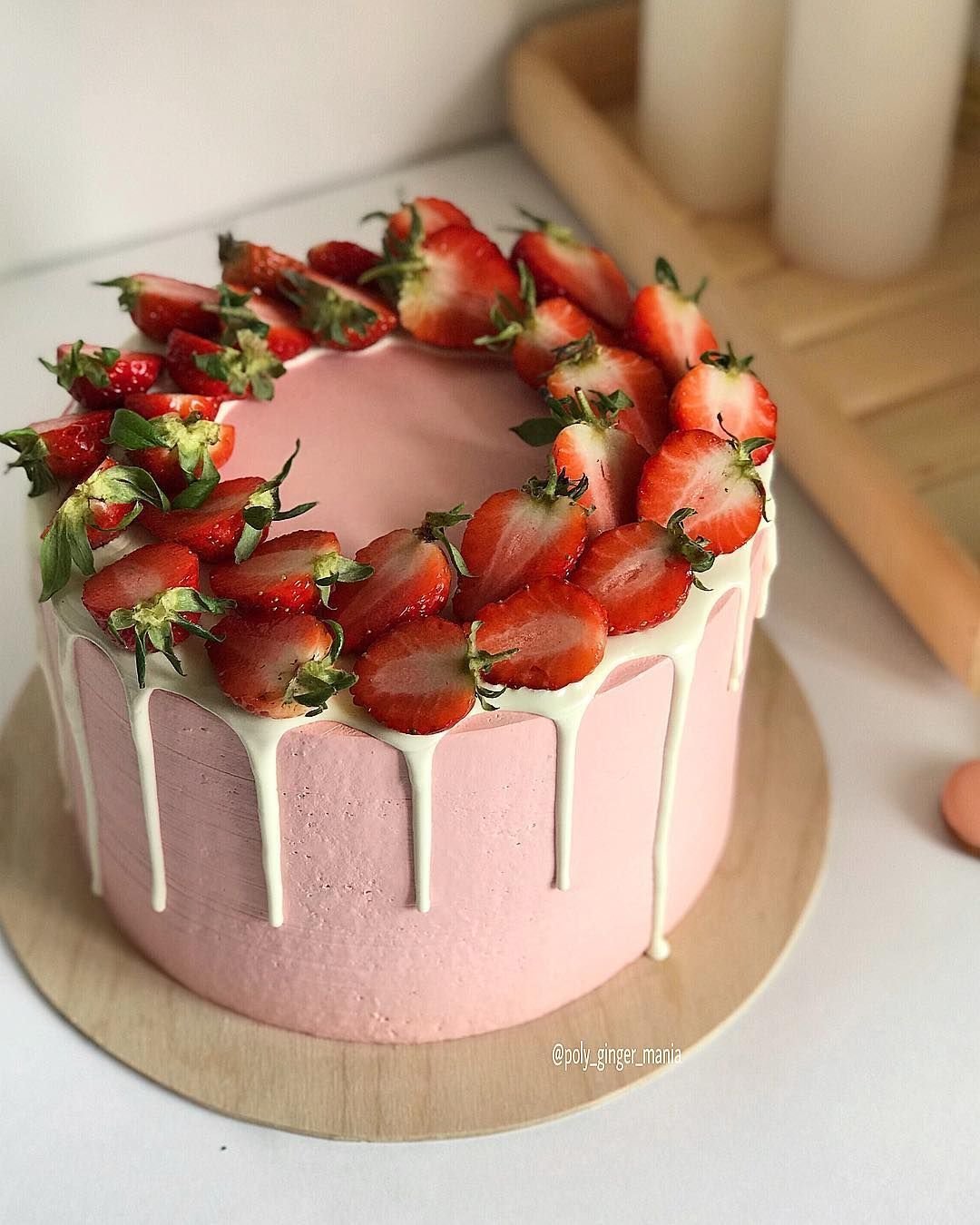 Шоколадный торт с клубникой