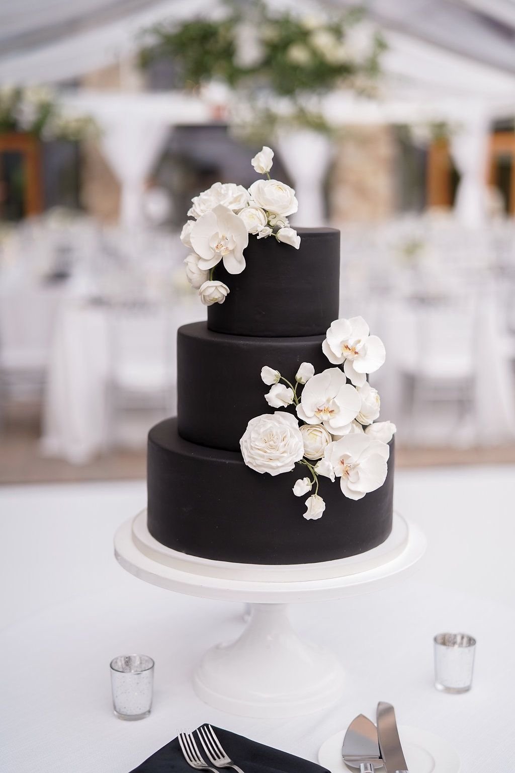 Черный торт с цветами