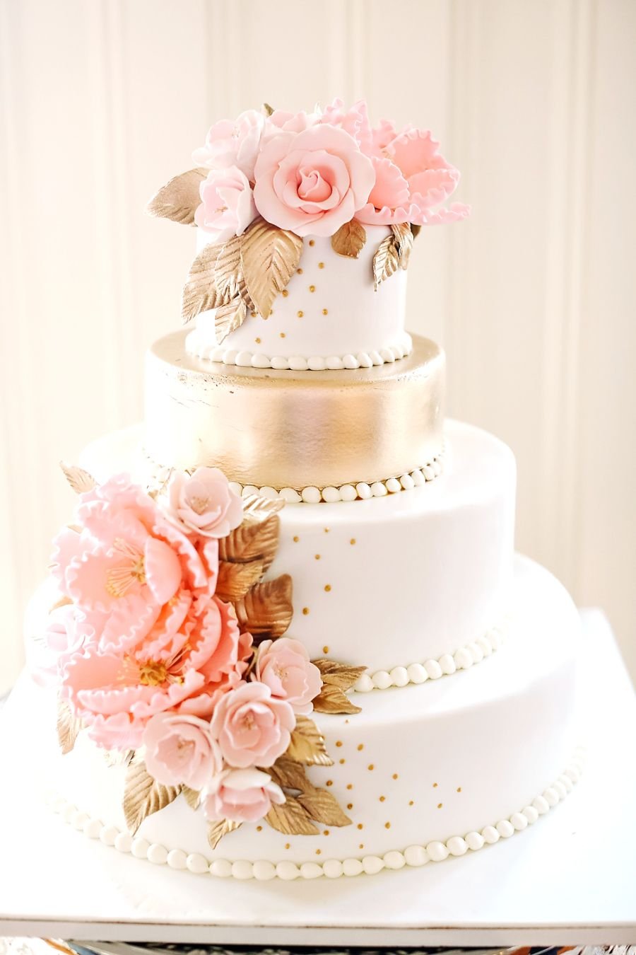 Свадебный торт 2 яруса с цветами