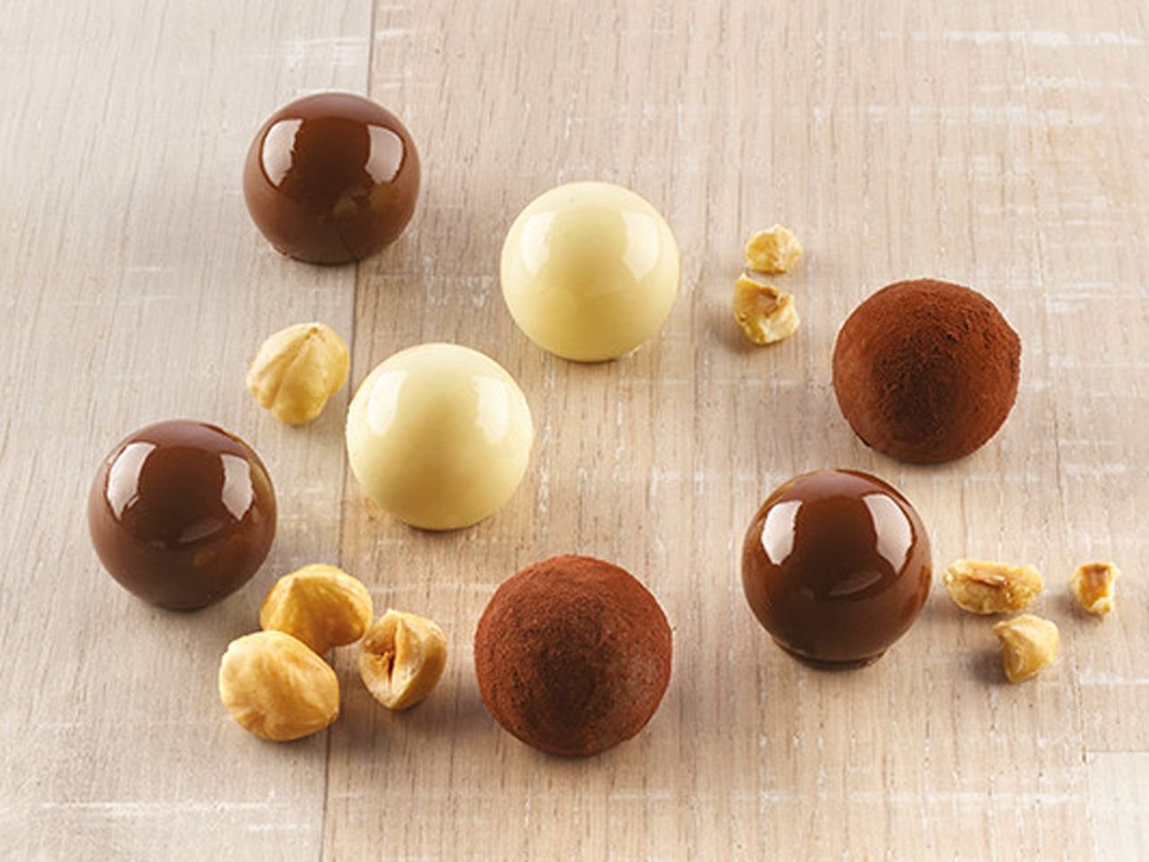Конфеты шарики в шоколаде. Круглые шоколадные конфеты. Конфеты шоколадные круглые шарики. Конфеты круглой формы. Итальянские круглые конфеты.