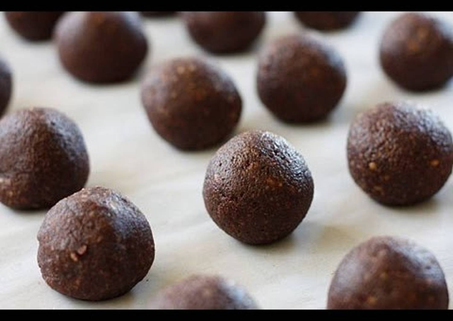 Хрустящие шоколадные шарики. Печенье с шоколадными шариками. Конфеты шоколадные круглые шарики. Круглые шоколадные шарики. Печенье шарики в шоколаде.