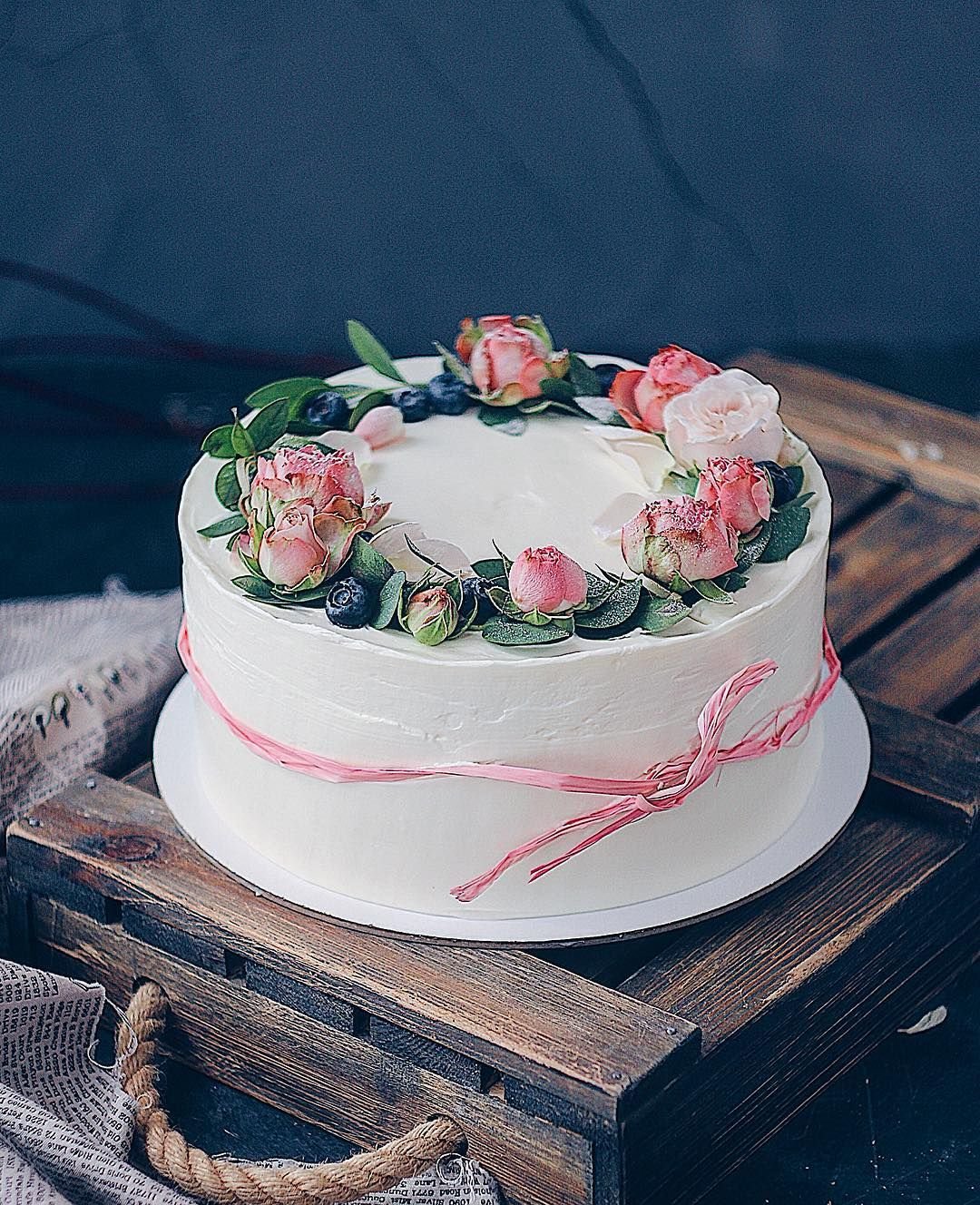 Украсить торт живыми. Торт с цветами. Стильное украшение торта. Красивый декор торта. Торт с розами живыми.