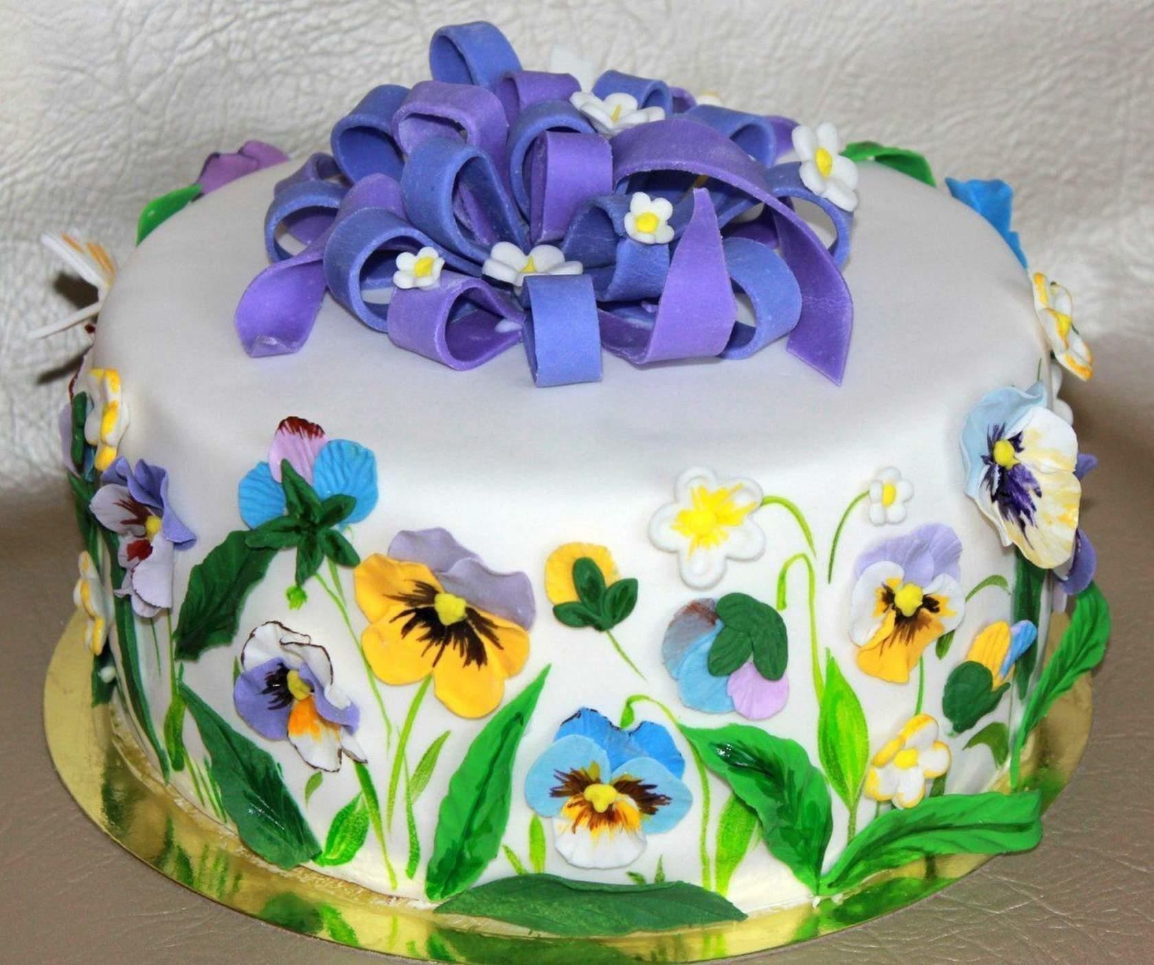 Торт глазки. Анютины глазки мастика. Торт с цветочками. Украшение торта мастикой. Торт с цветочками для девочки.