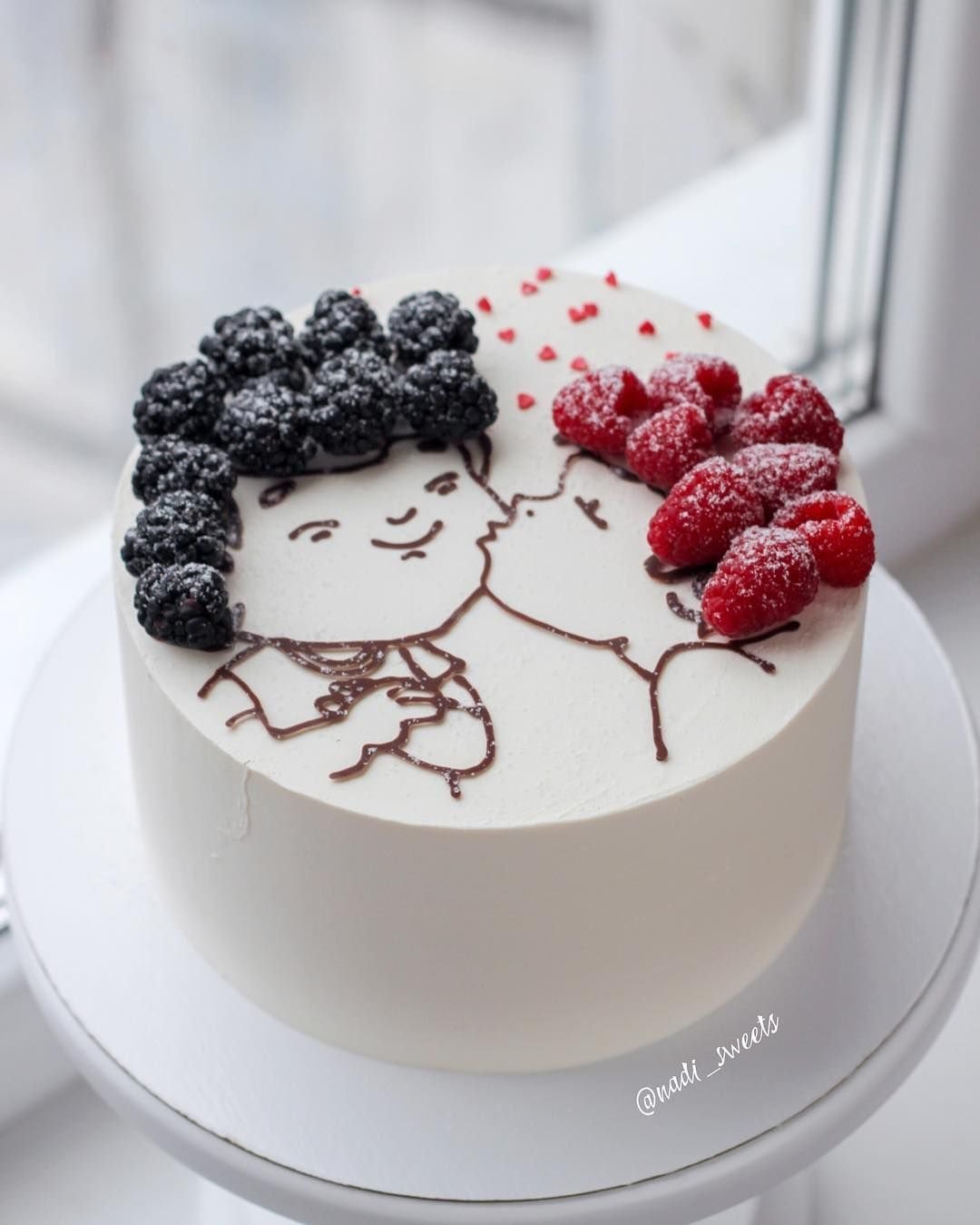 Лаконичное украшение торта