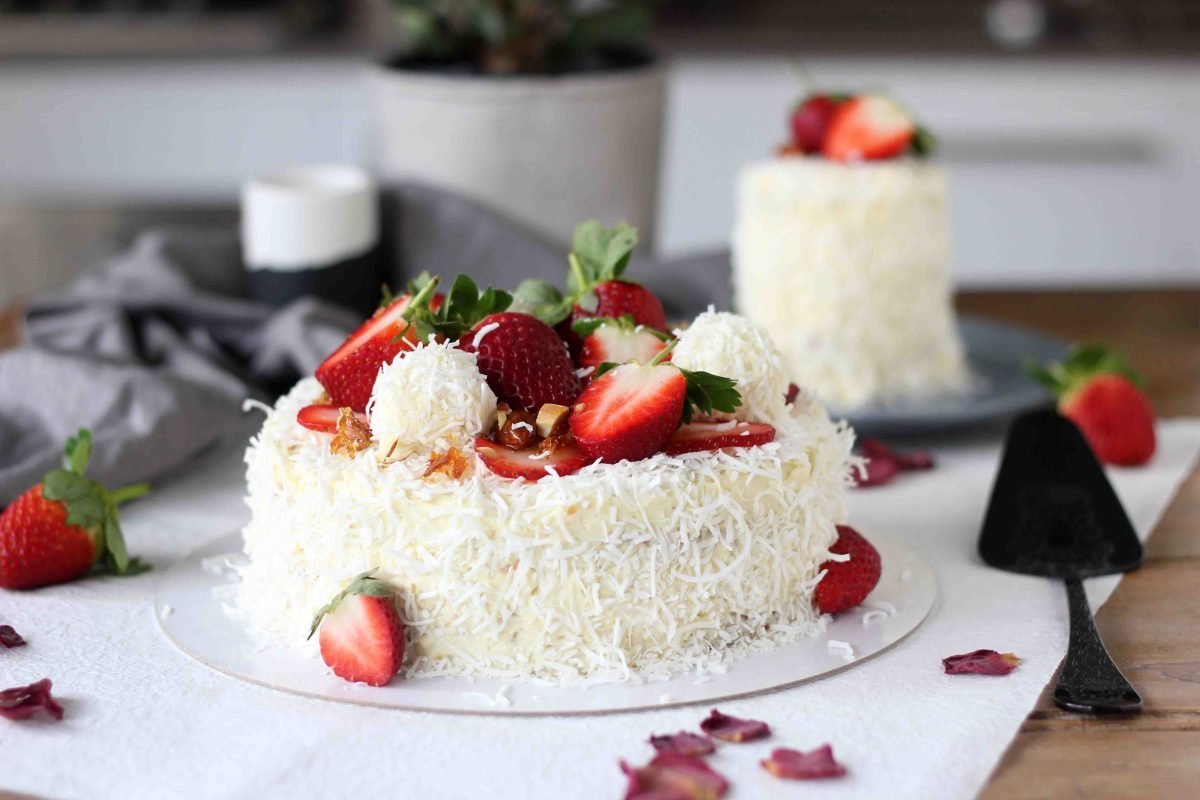Торт с Рафаэлло и клубникой