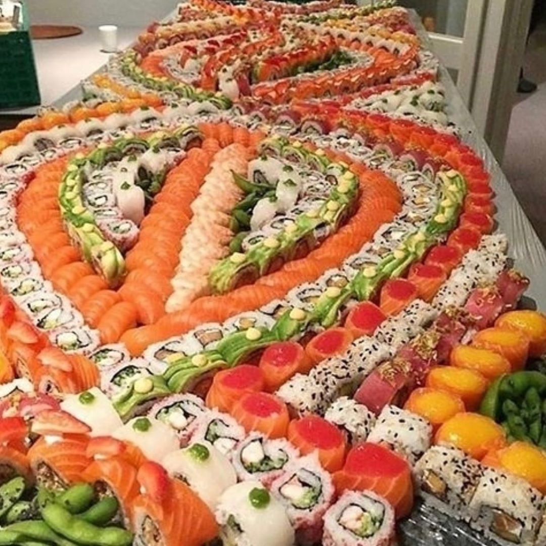 Праздничный стол с роллами