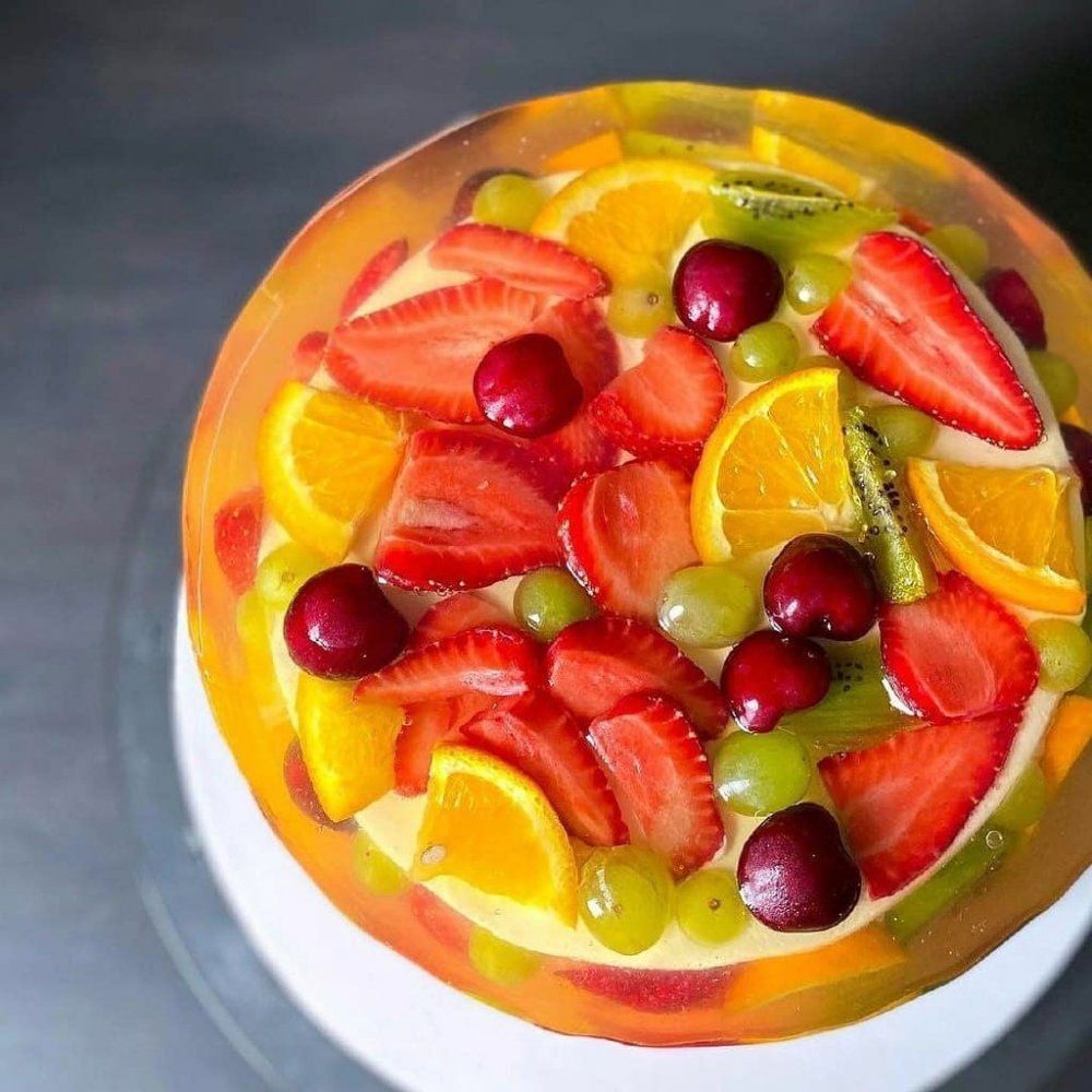 Торт с желейной заливкой и фруктами