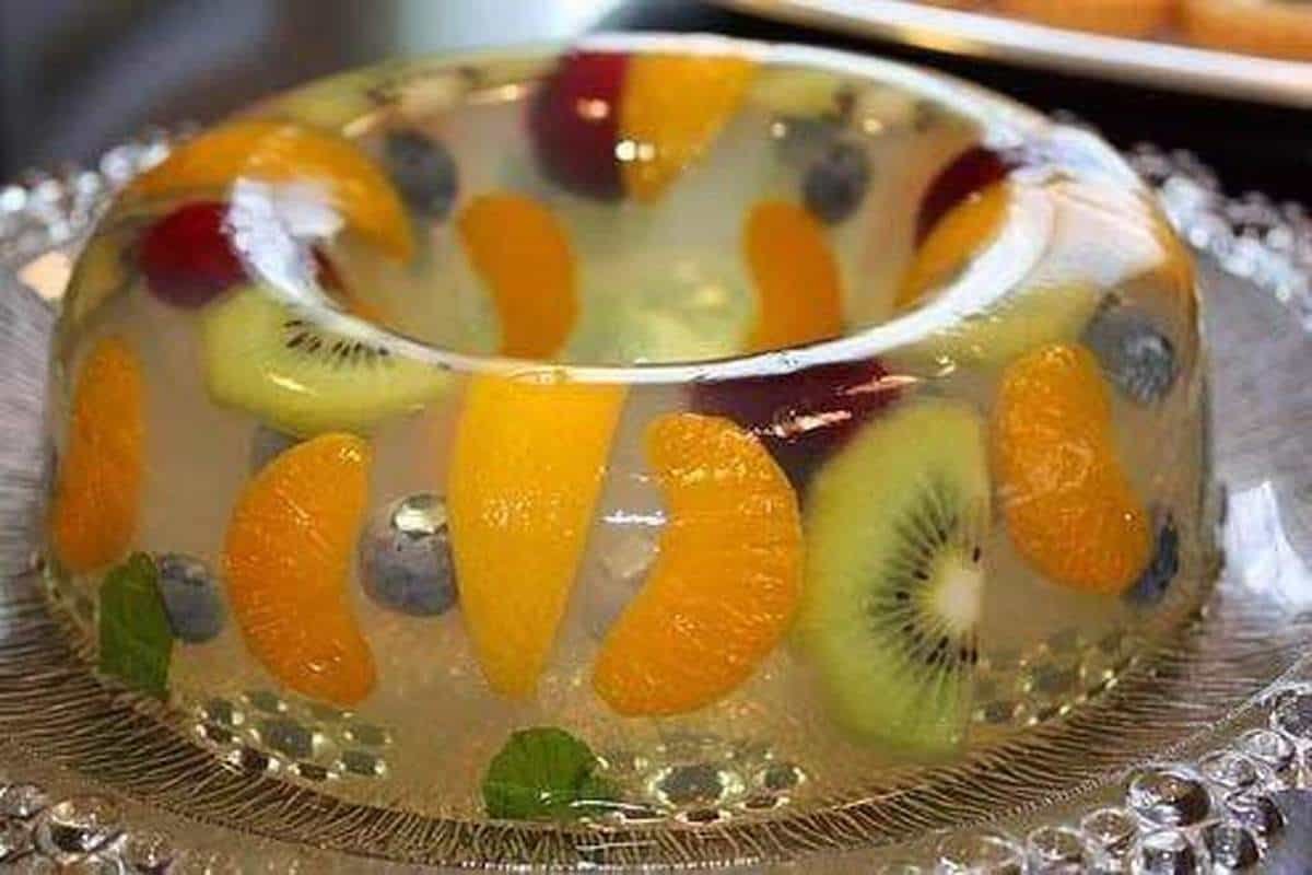 Десерт из желатина с фруктами