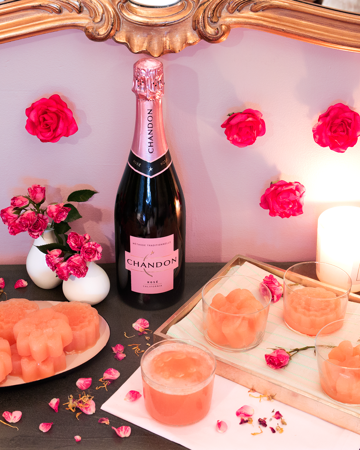 Шампанское и розы 34 экстра глава. Розовое шампанское. Цветы и шампанское. Цветы шампанское конфеты. Фрукты для романтического ужина.