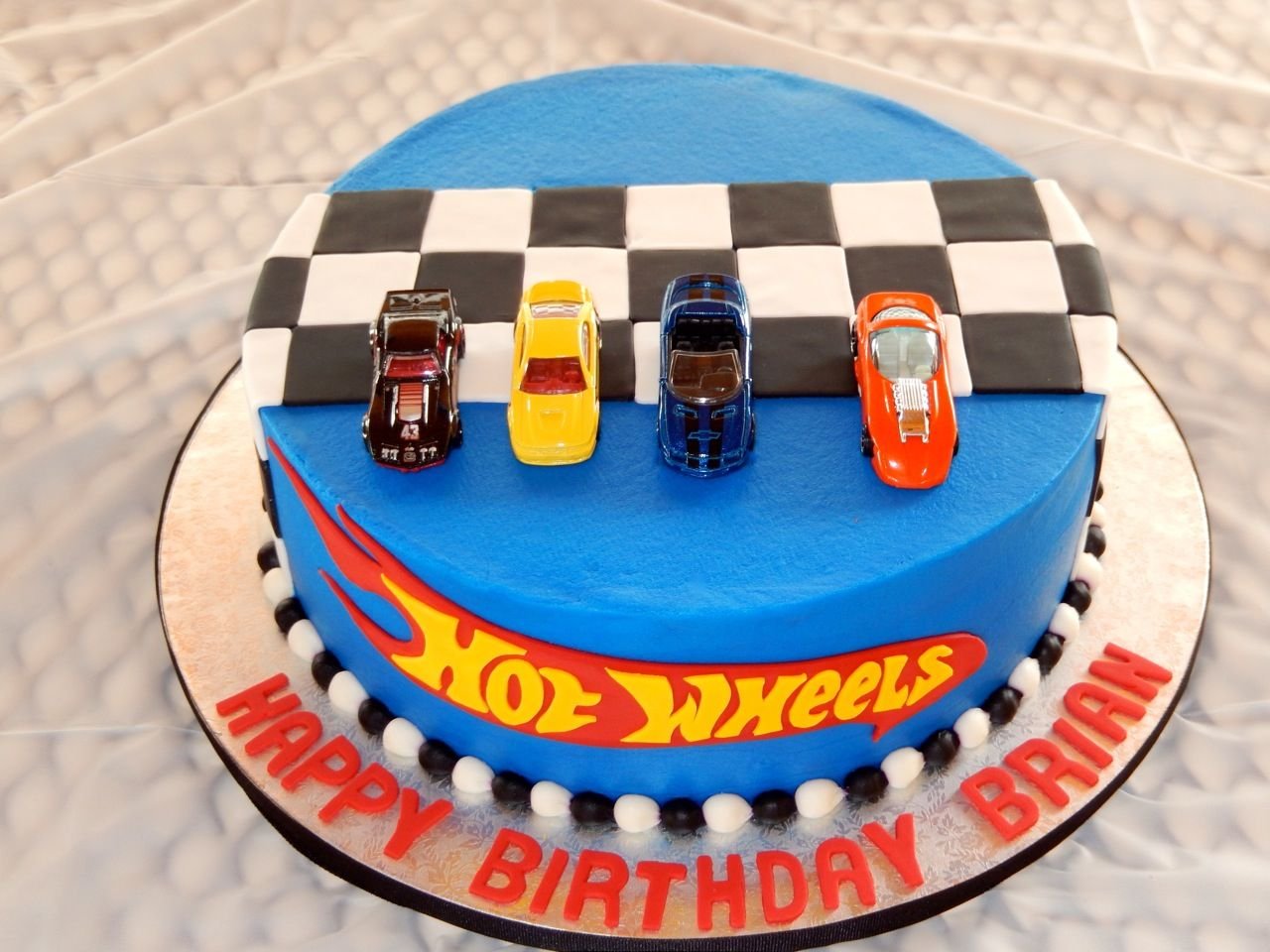 Торт с гоночными машинками для мальчика