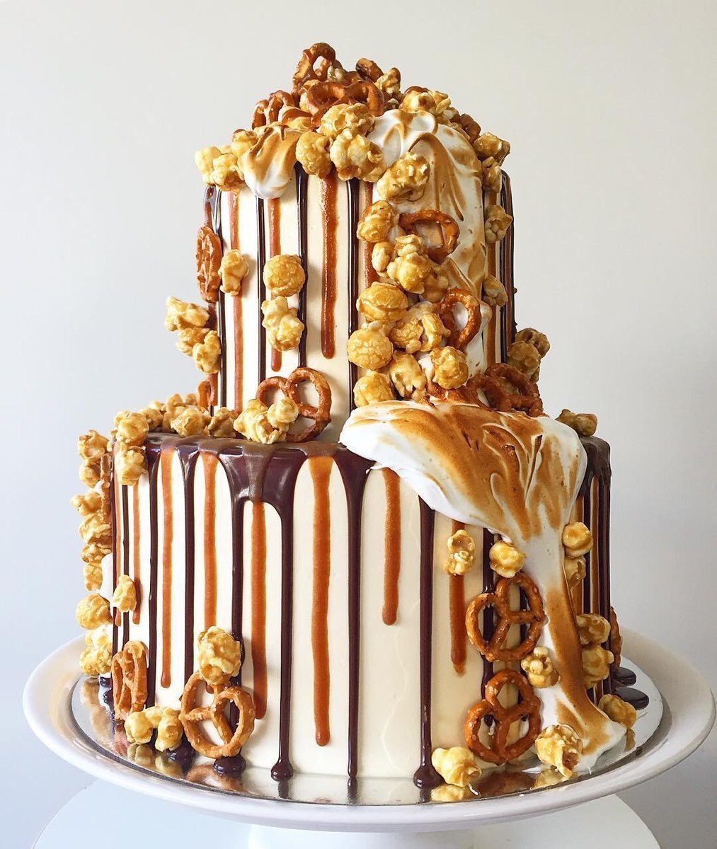 Украшение торта золотом. Карамельные украшения для торта. Оригинальные торты. Торт с карамельным декором. Торт с попкорном декор.