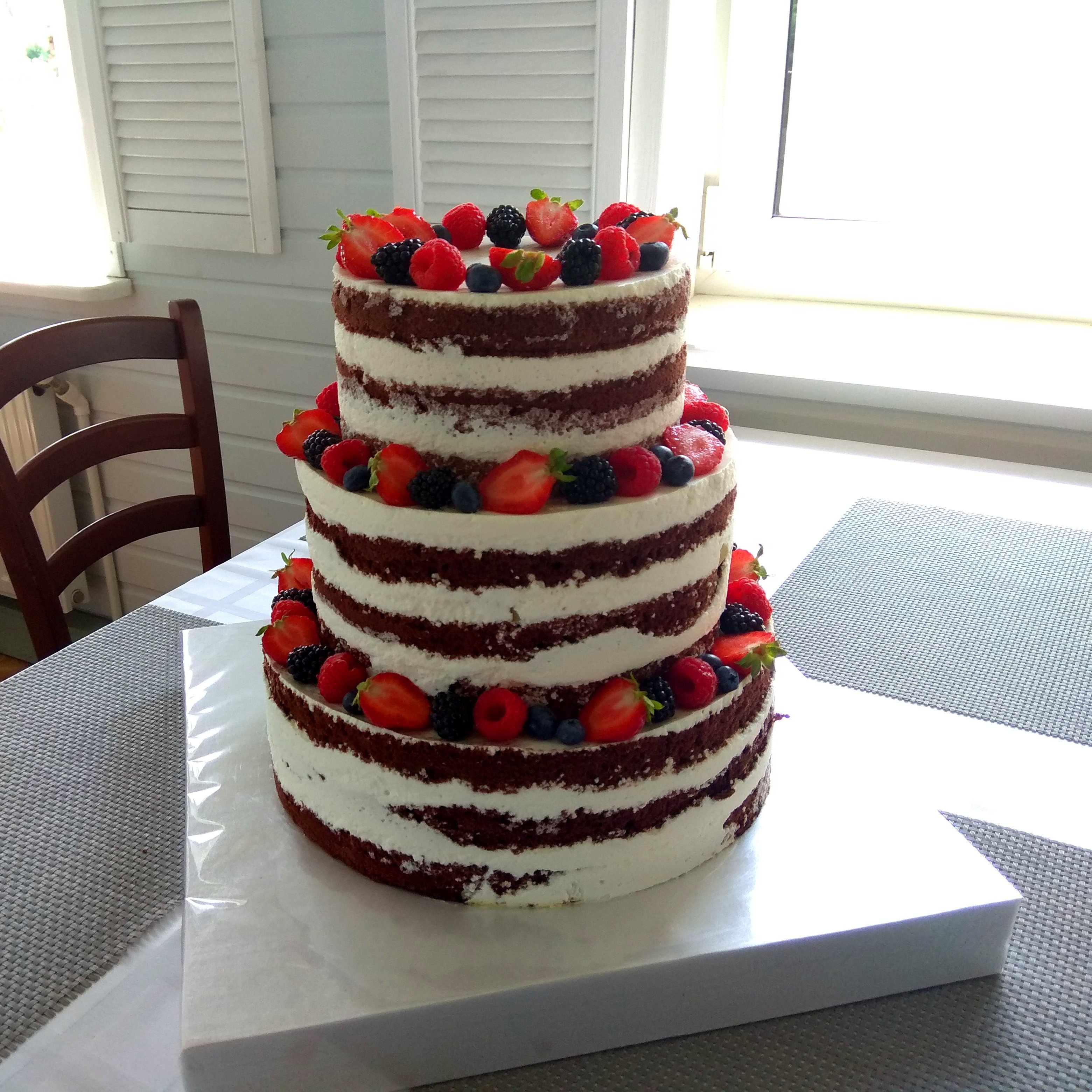 Фото трехъярусного. Трехъярусный торт. Многоуровневый торт. Многоярусный торт. Трехэтажный торт.