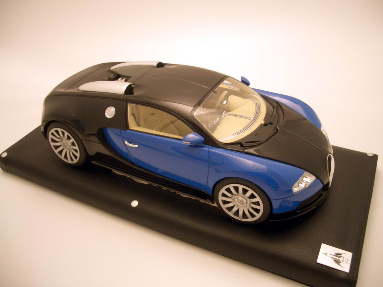 Bugatti models. Бугатти Вейрон 1.43 IXO. Бугатти Вейрон 1 18. Bugatti 1d 90. Бугатти ЧИРОН 1.43 IXO.