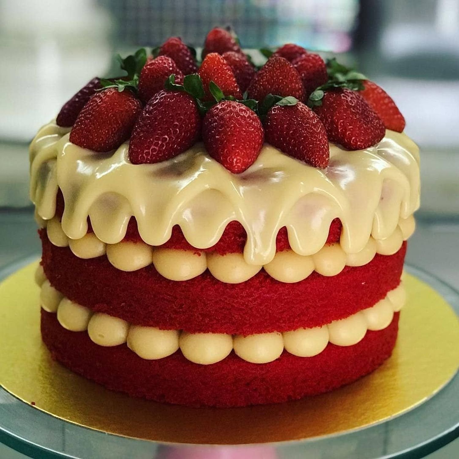 Красивые торты. Торт красный бархат. Торт клубничный. Шикарный торт.