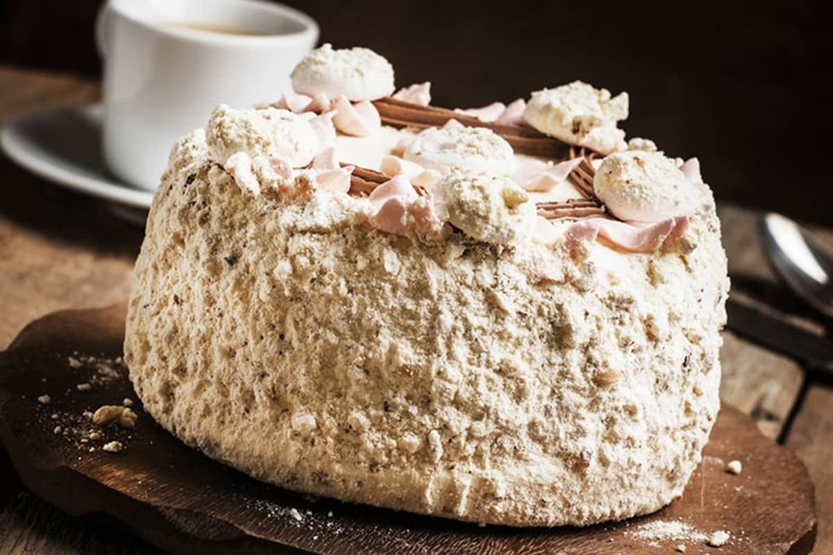 Торт полет с безе и орехами