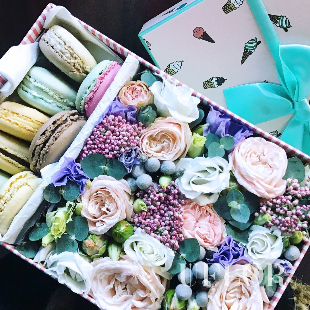 Коробочки с цветами и сладостями