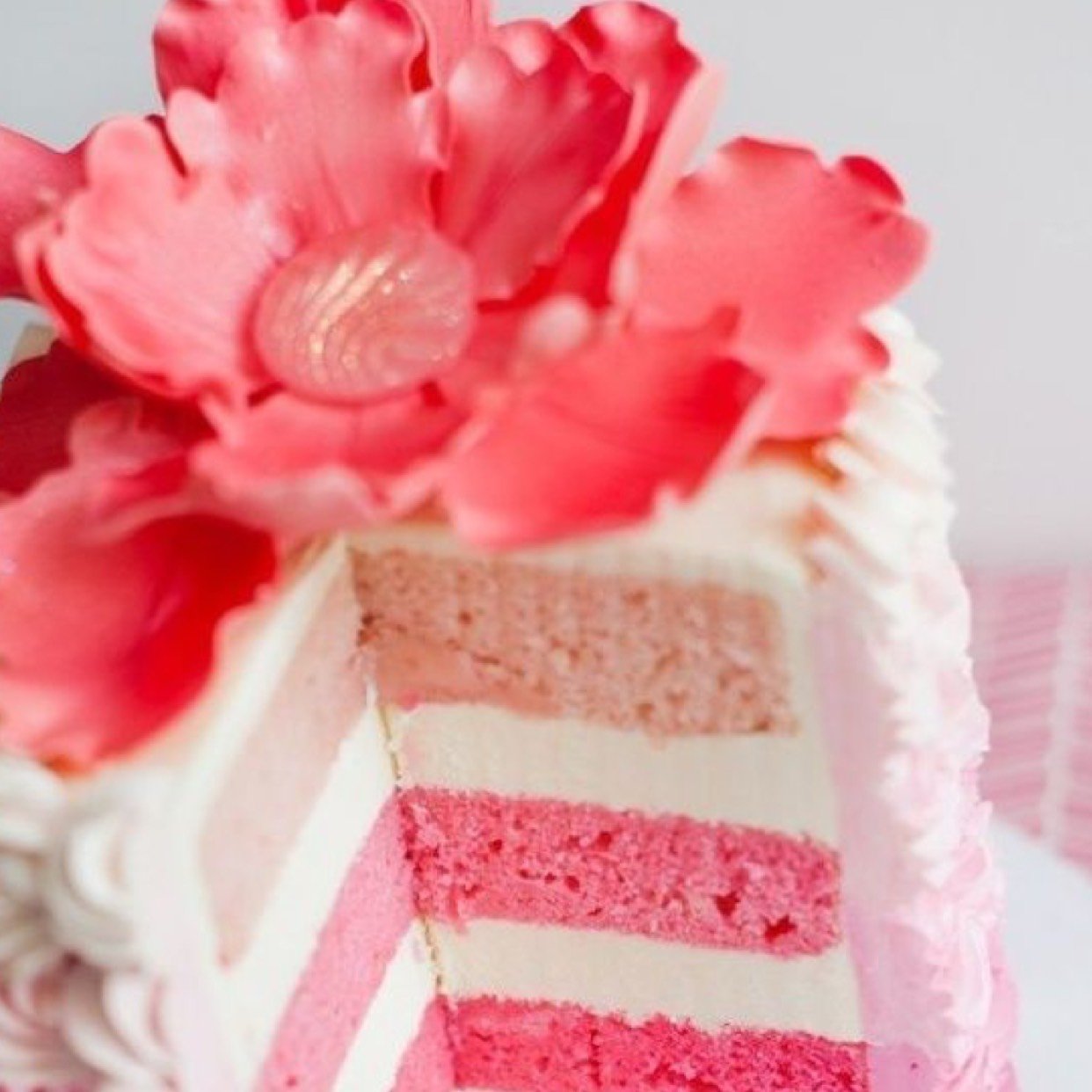 Сделать розовый торт. Торт нежный. Розовый торт. Бело розовый торт. Торт с розовым бисквитом.