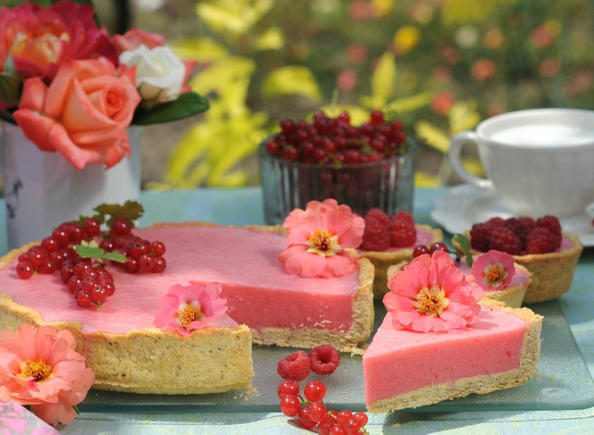 Пирожное и цветы