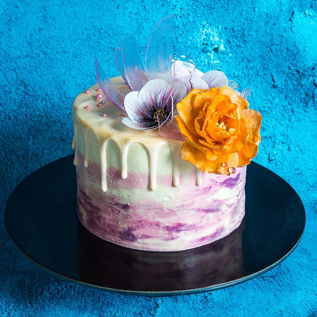 Украшения из вафельной бумаги. Декор торта вафельными цветами. Вафельные цветы для торта. Украшение торта вафельными цветами. Торт с вафельными цветами.