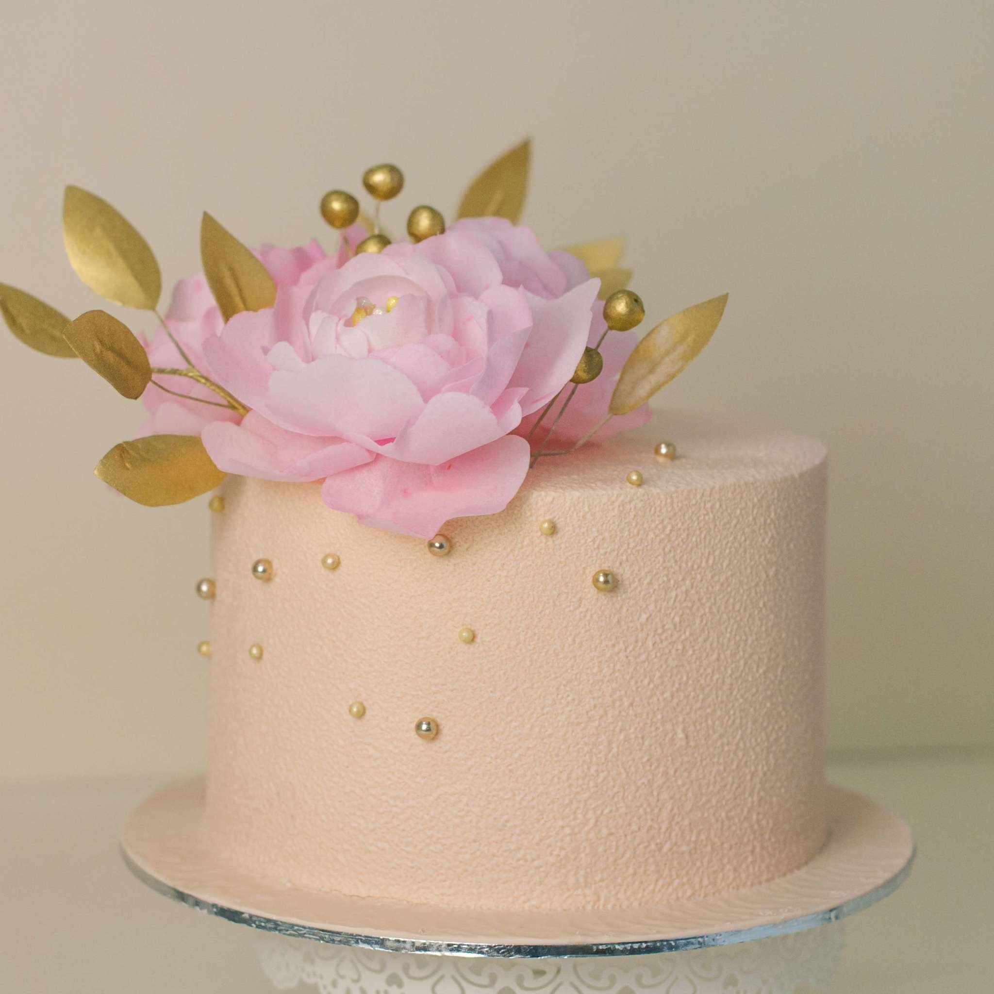 Украшения из вафельной бумаги. Украшение торта вафельными цветами. Торт с вафельными цветами. Свадебный торт с вафельными цветами. Торо вафельными цветами.
