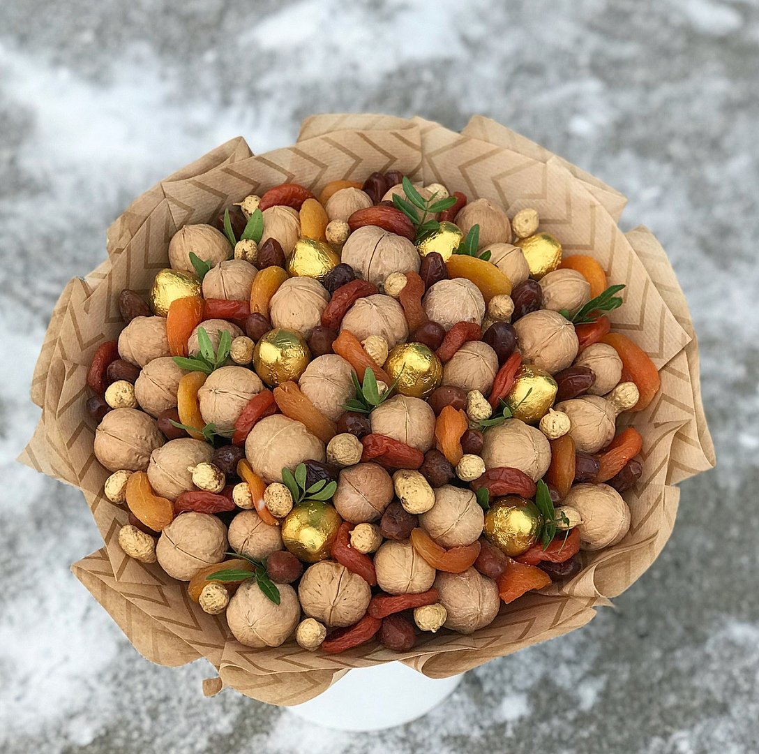 Букет из орехов и сухофруктов