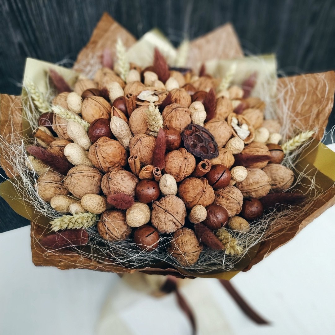 Букет из орехов