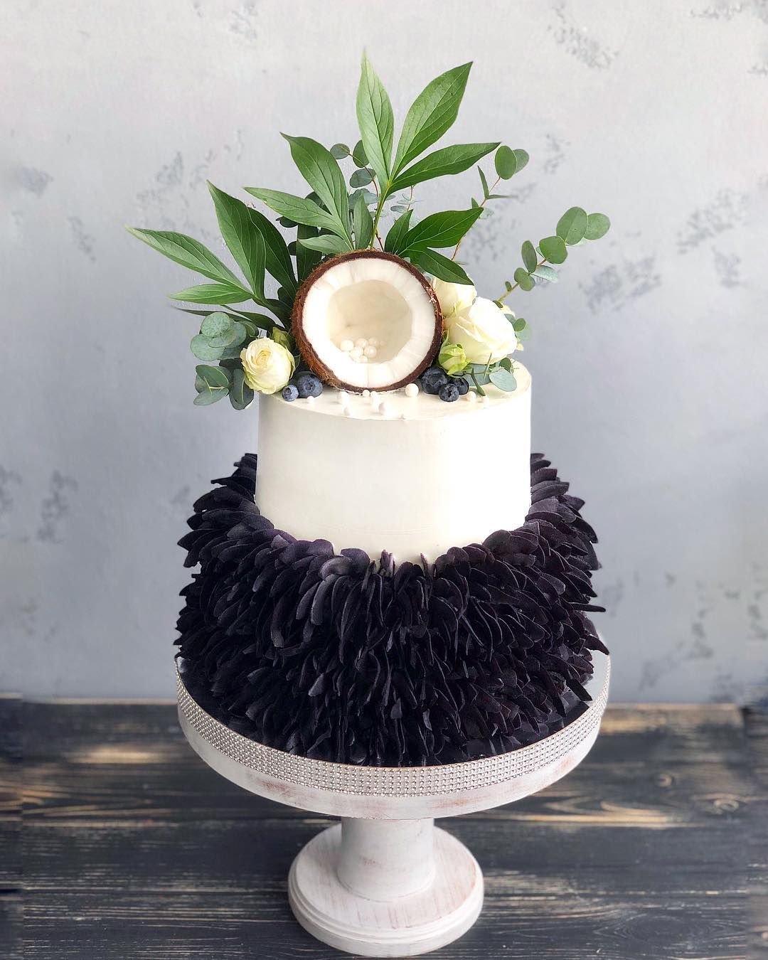 Торт украшенный кокосом