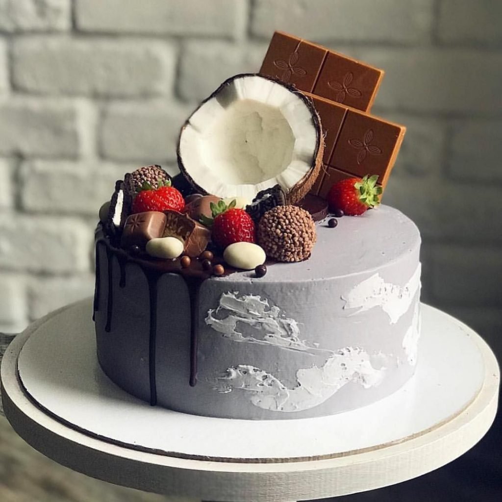 Красивый торт украшенный кокосом