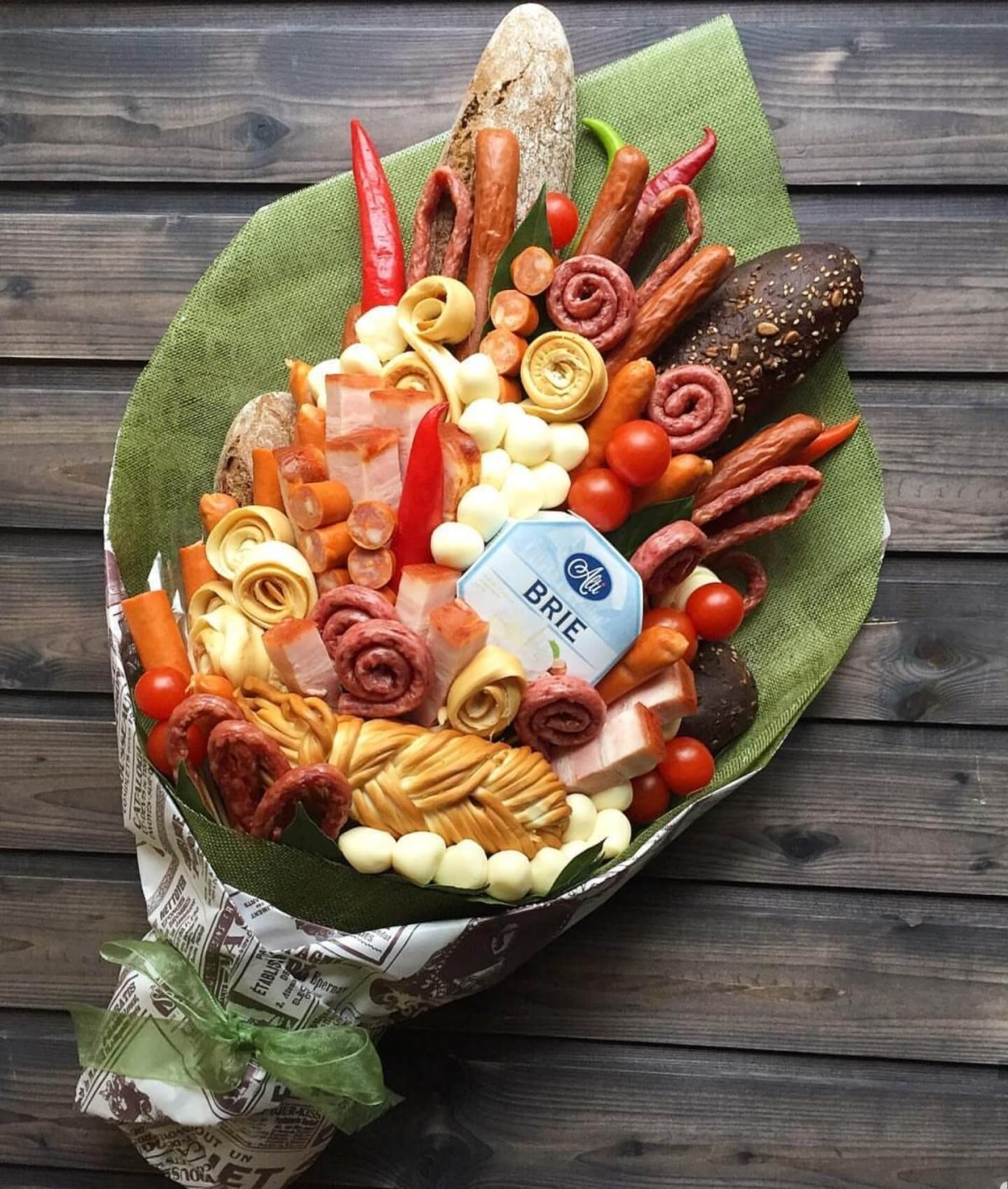 Мужской торт из колбасы