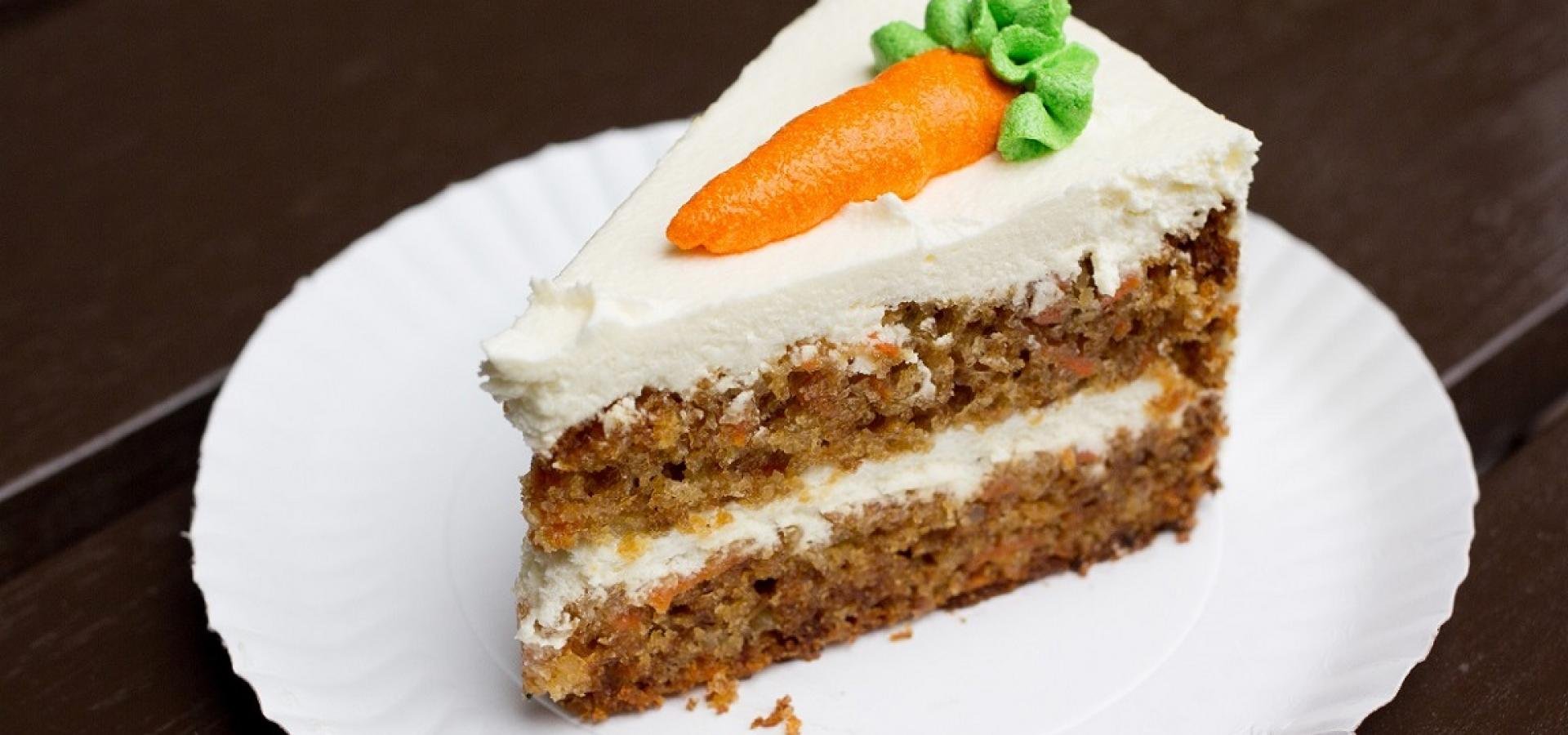 Морковный торт с апельсиновым кремом. Морковный кейк с творожным. Украшение морковного торта. Торт морковный. Морковный торт с творожным кремом.