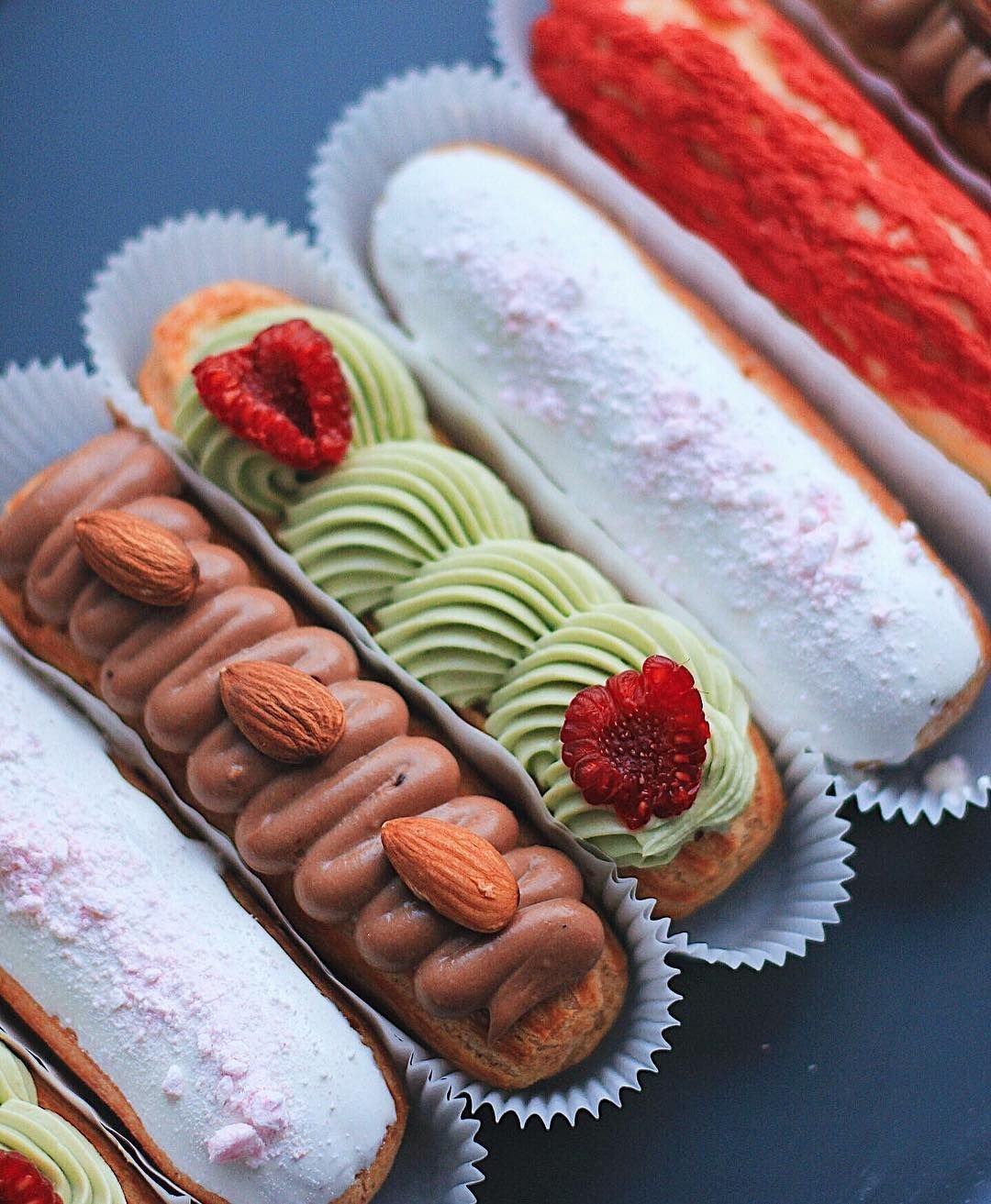Эклеры в коробке